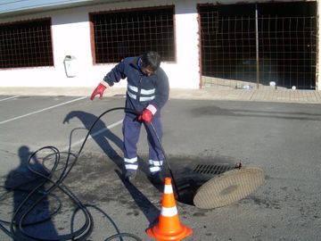 Servicios Marsol trabajador limpiando ductos